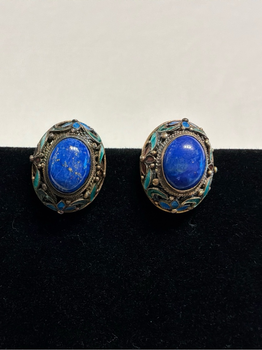 VINTAGE CHINESE EXPORT Filigree and Enamel Natural Lapis Lazuli Clip Earrings